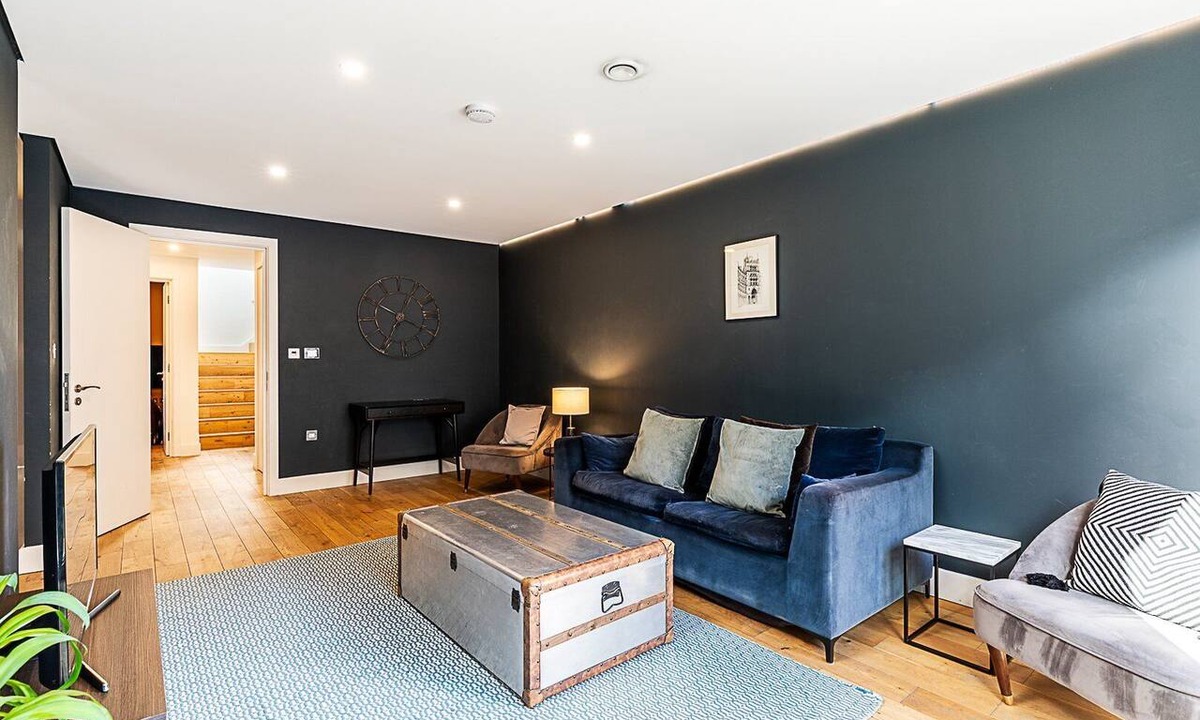 Kings Cross St. Pancras Apartment | Chic 3Bed Flat w/Balconies in Kings Cross