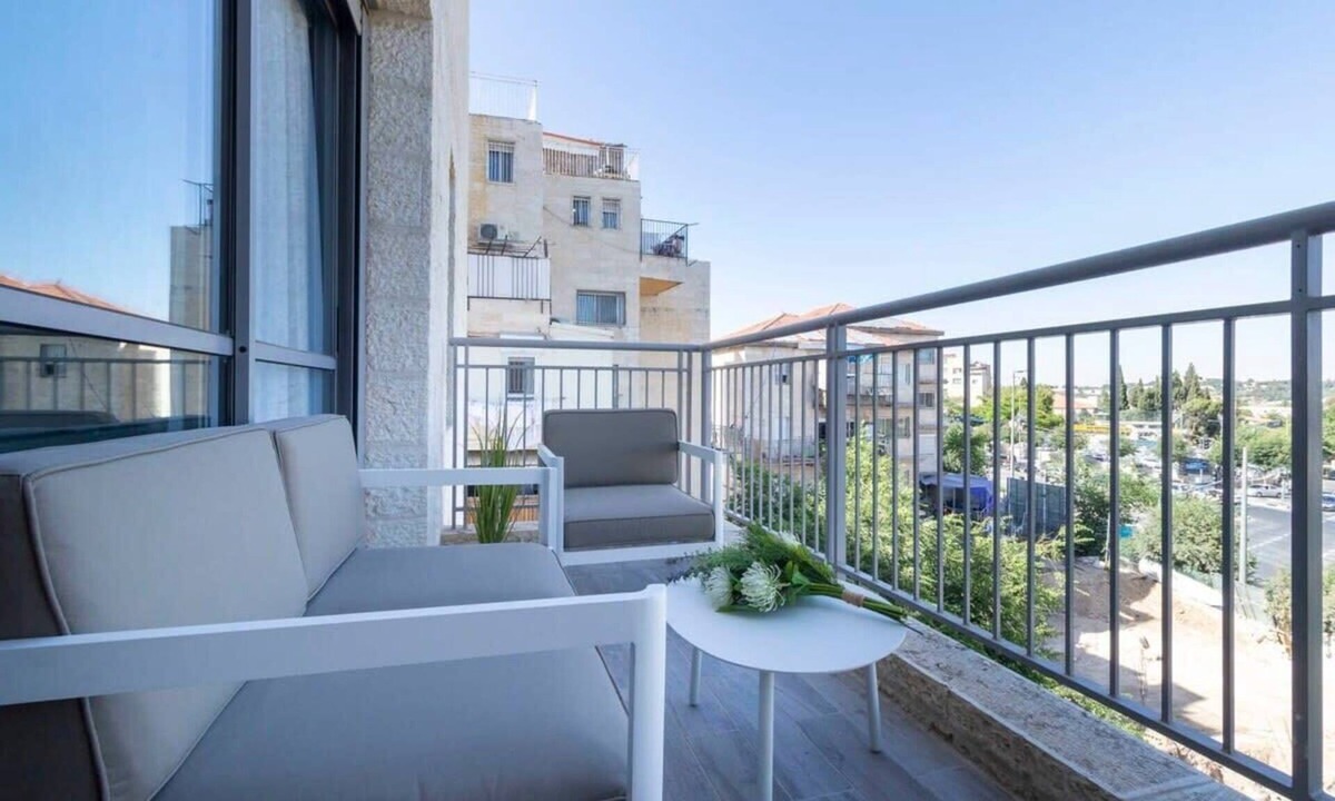 Musrara Apartment | Chic 4 Bedroom Apartment/Parking City Center