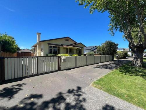 Palmerston North House | Chic 4 bedroom City Home with large Garden