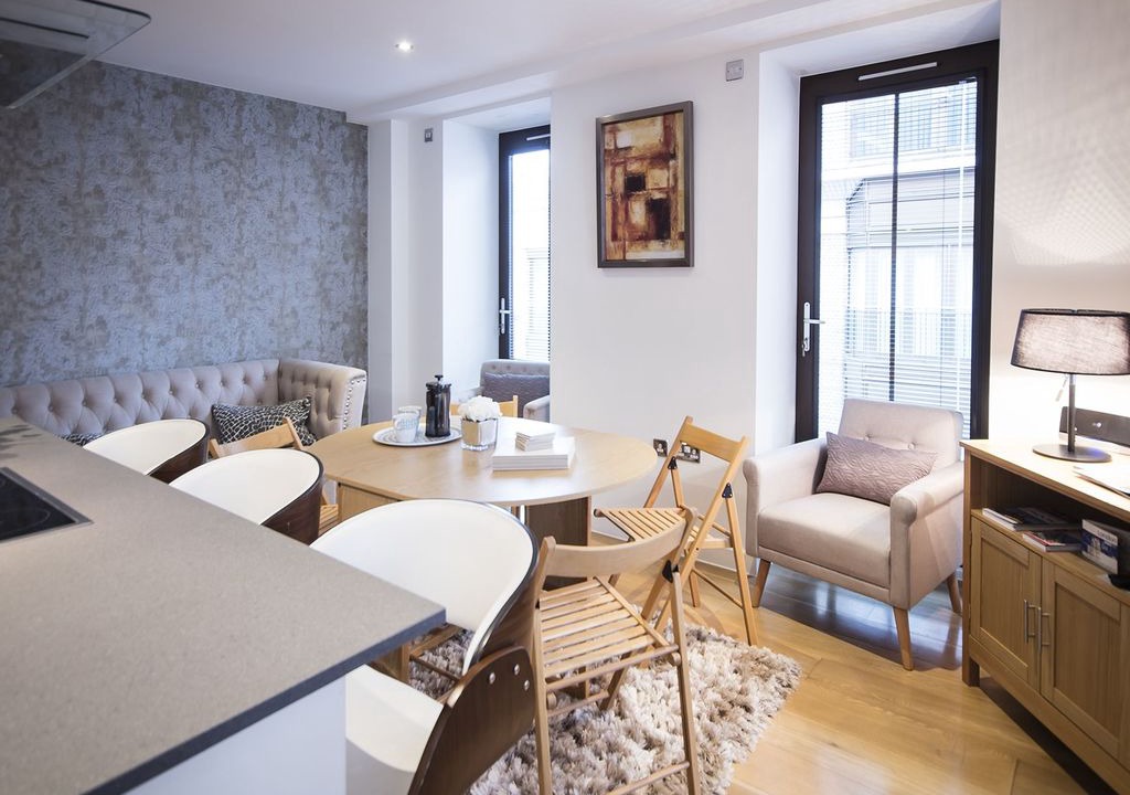 Vincent Square Apartment | Chic Air Conditioned Two Bed Two Bath Apartment moments from Westminster Abbey