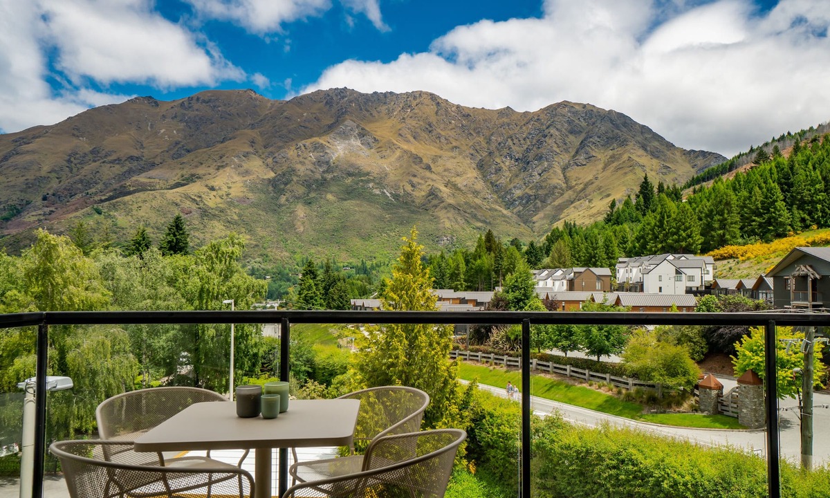 Arthur's Point Apartment | Chic Alpine Penthouse, Cosy with Fabulous Views