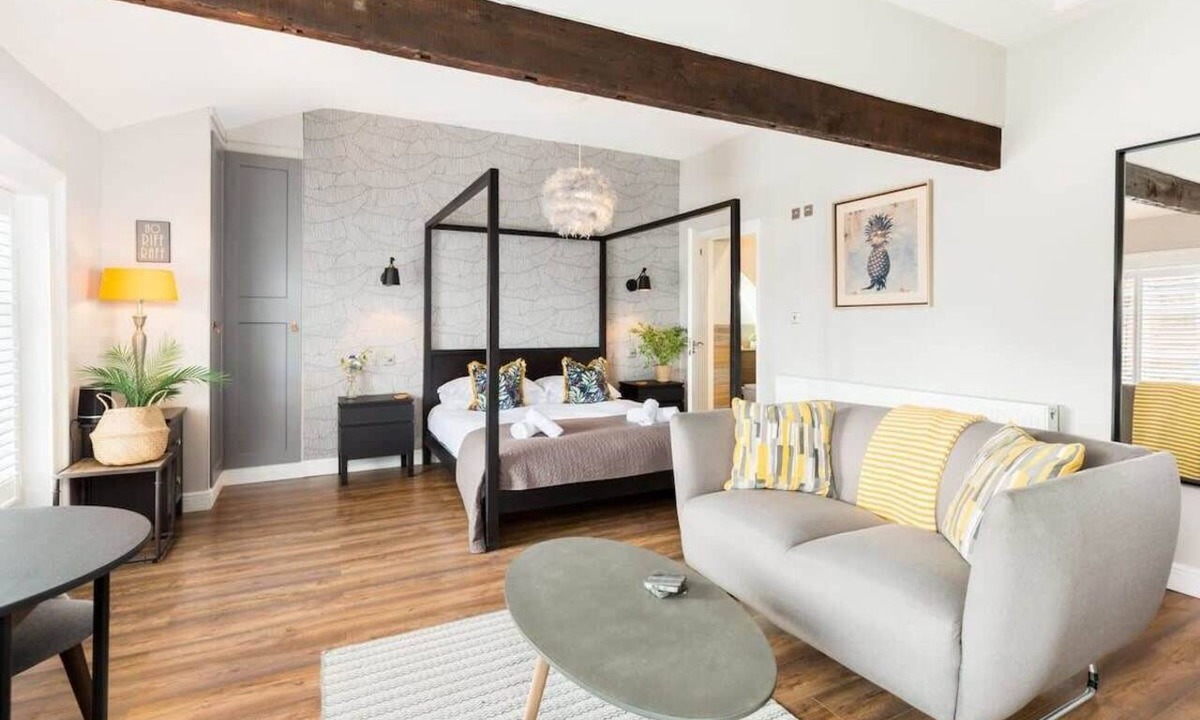 Warrington Apartment | Chic and central studio apartment with parking