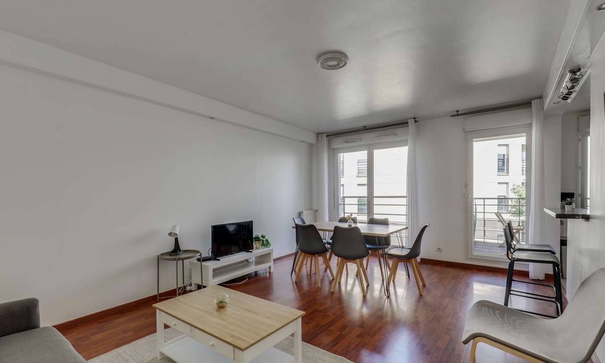 Argenteuil Apartment | Chic and Spacious Apart With Parking