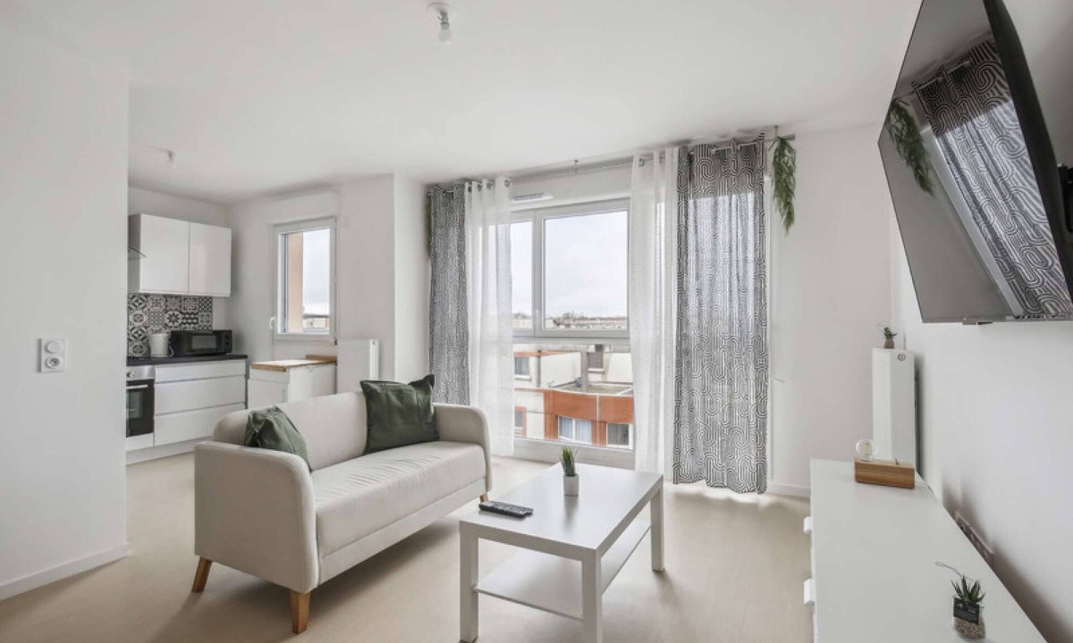 Cergy Apartment | Chic and spacious apart with parking