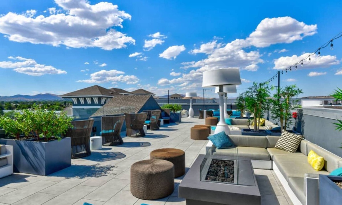 Sparks Apartment | Chic Apt w Jacuzzi Lake Front Nr Casino Imax