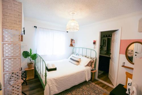 Steveston House | Chic Artistic Studio Suite Exceptional Luxury with private entry
