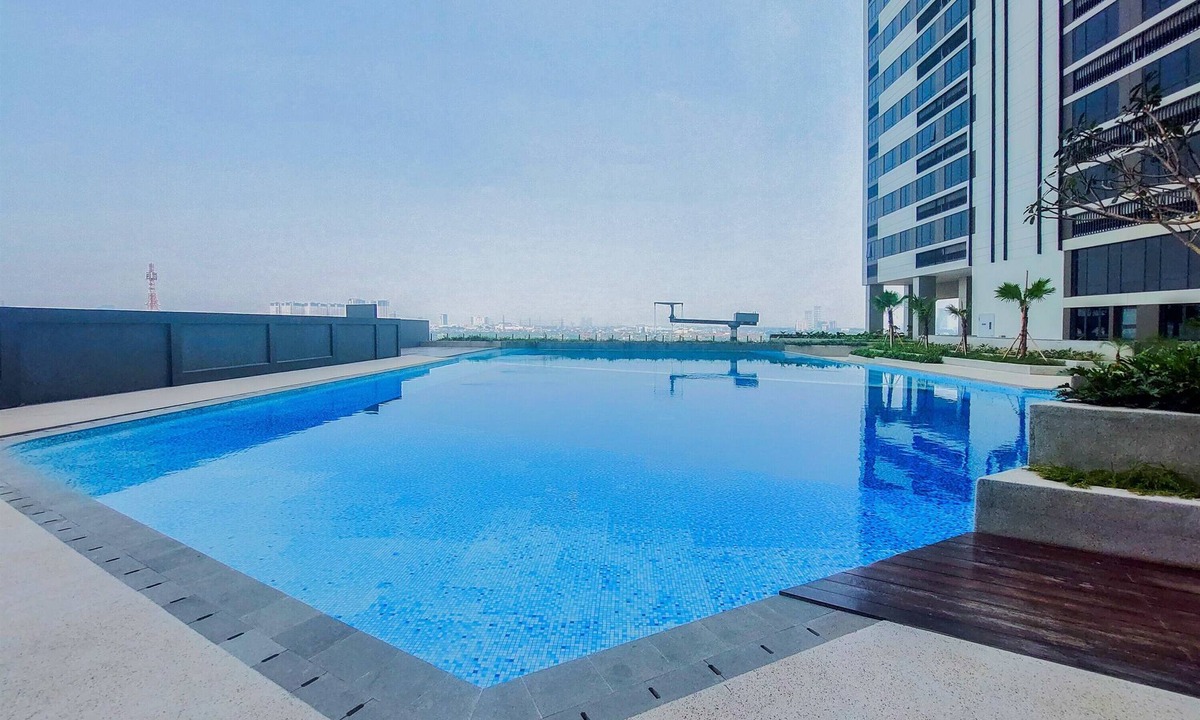 Panunggangan Utara Apartment | Chic Blue Tinted Studio Room At Apartment Collins Boulevard