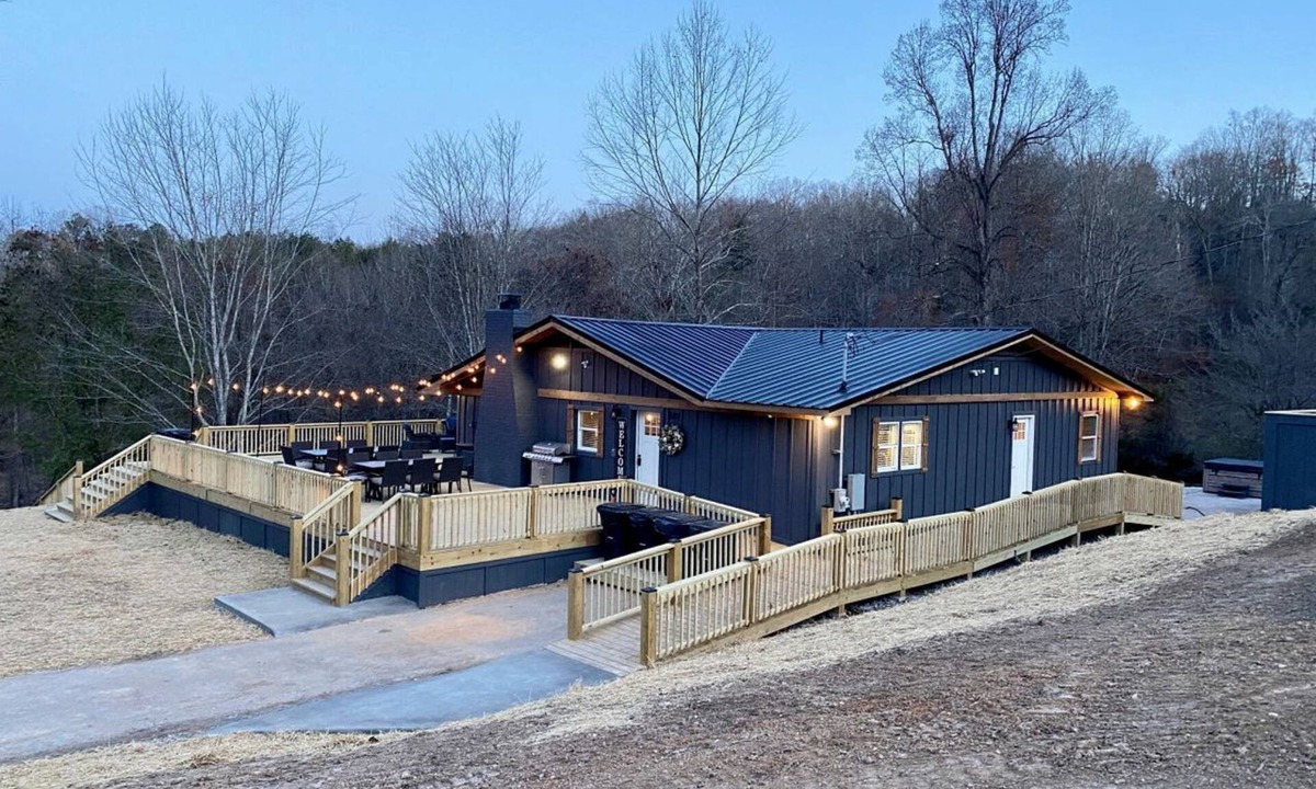 Speedwell Cabin | Chic Cabin with Game Space, Jacuzzi and Private Deck in Tennessee
