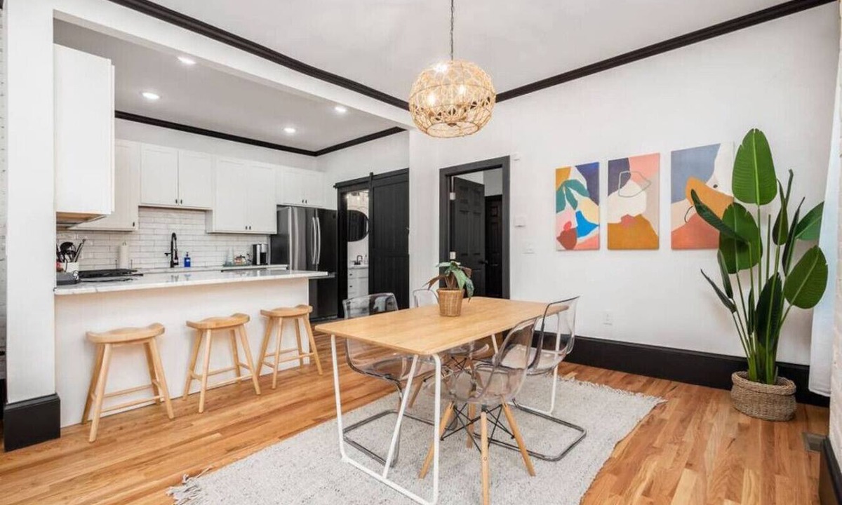 Victorian Village Apartment | Chic & Clean | Walkable to Everything | Smart TV