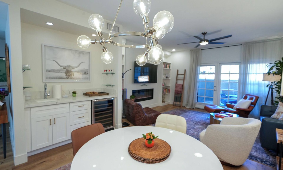 Biltmore Courts House | Chic & Cozy Modern 2-bed/2 bath Ground Floor Bungalow in exclusive Biltmore area