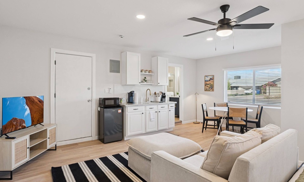 Tempe Apartment | Chic & Cozy Studio | King Bed + Sleeper