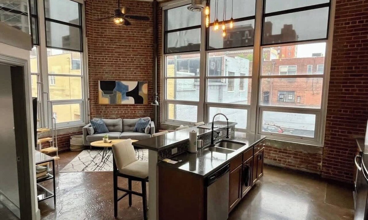 Roanoke Apartment | Chic downtown 1BR with study loft