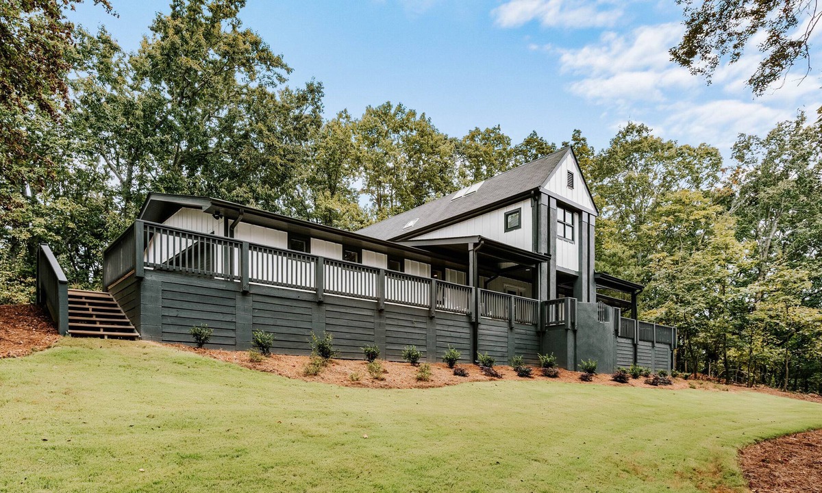 Gainesville House | Chic Gainesville Retreat by MHM Luxury Properties - 31 Day Minimum Stay