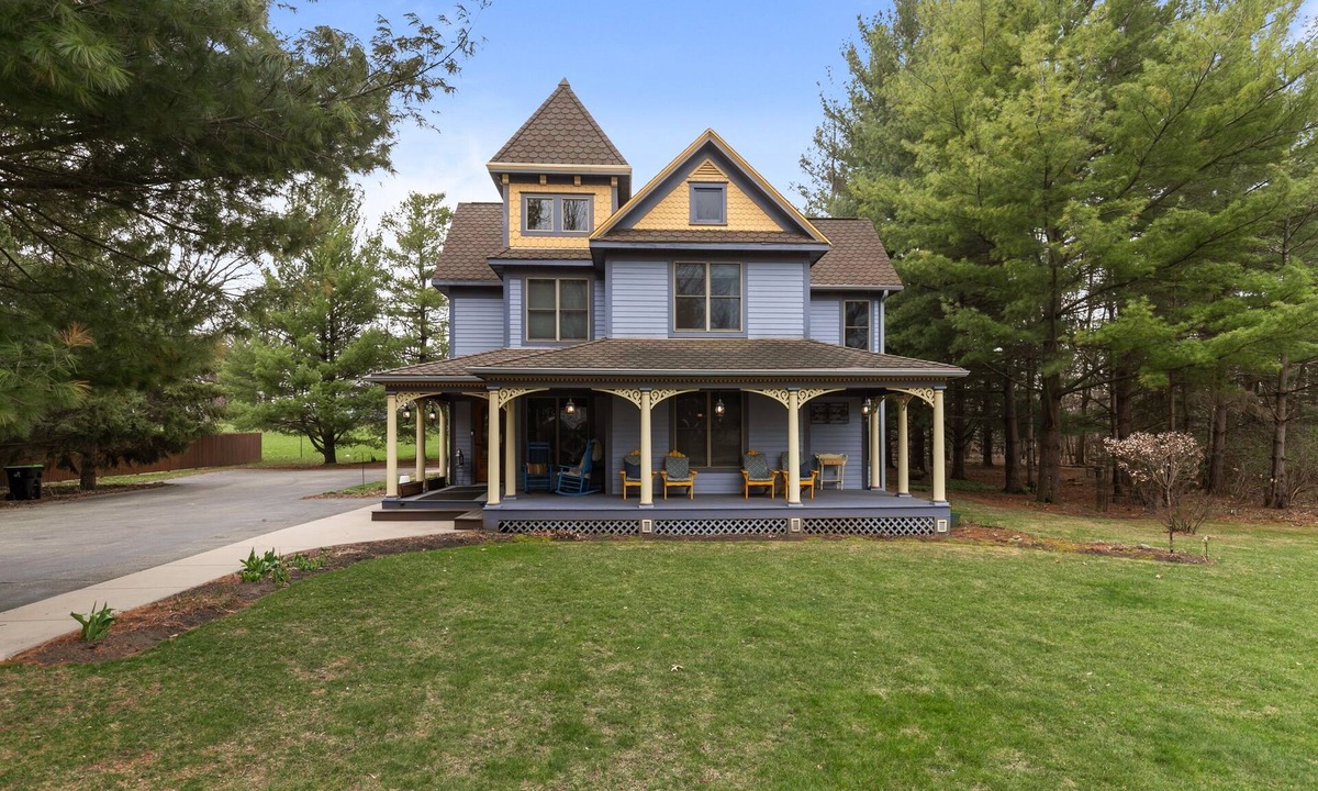 Green Lake House | Chic Getaway | Fireplaces & Ensuite Bedrooms