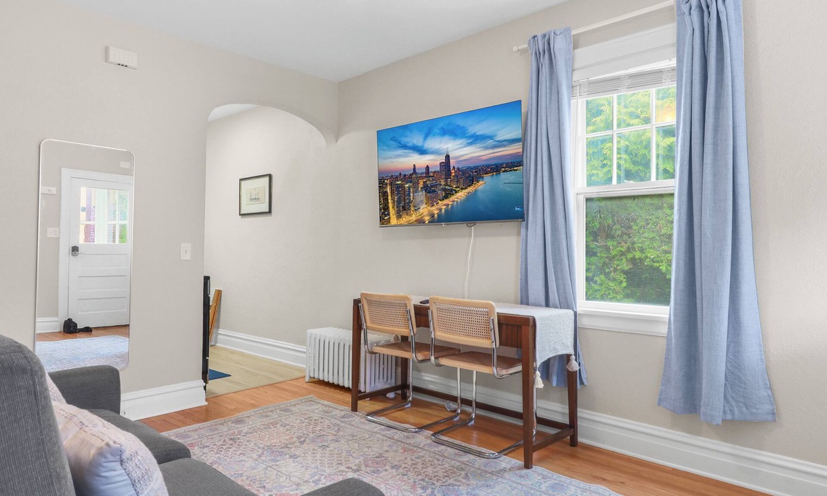 Lake Forest Apartment | Chic Lake Forest Studio Getaway, Walk to Downtown!