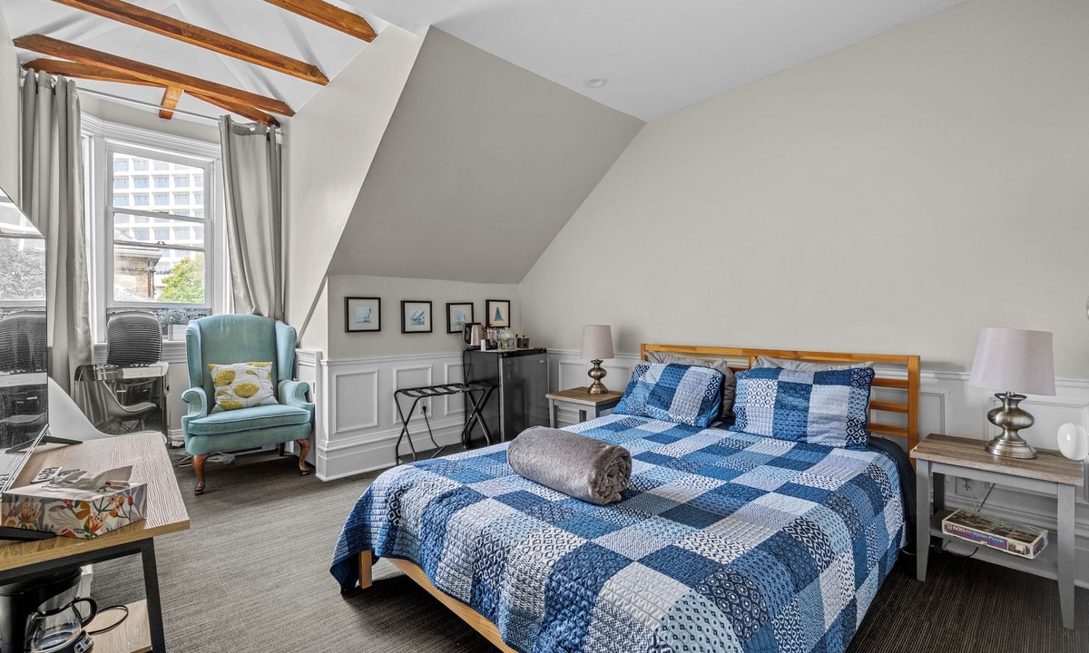 Downtown Halifax Hotel | Chic Loft suite with WiFi & AC in historic downtown town Halifax near waterfront