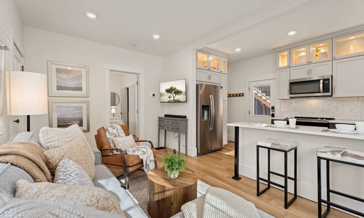 Martinez Park House | Chic Luxury Retreat – Old Town Carriage House