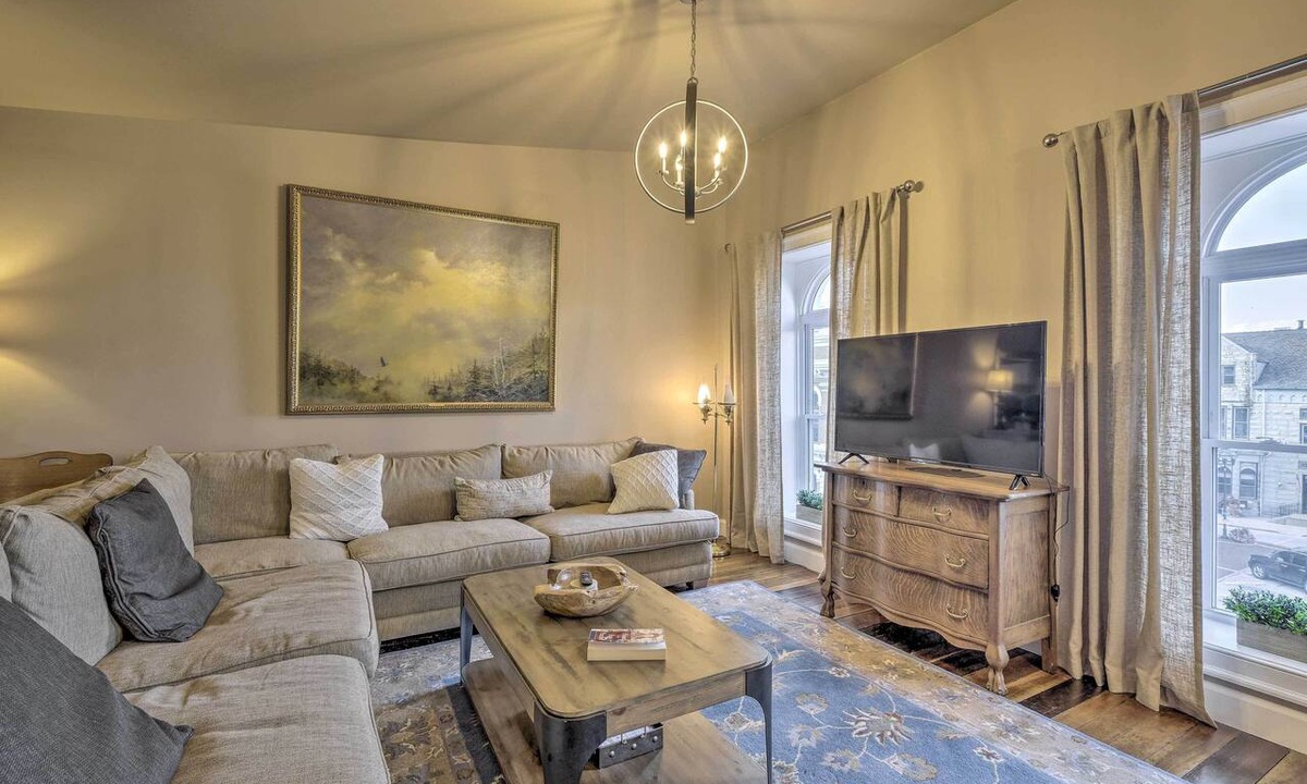 Georgetown Apartment | Chic Main Street Retreat < 7 Mi to KY Horse Park!