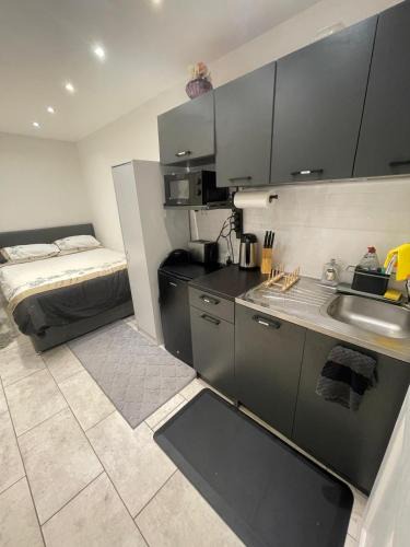 London Borough of Hounslow Apartment | Chic Modern Studio Apartment near Heathrow Airport