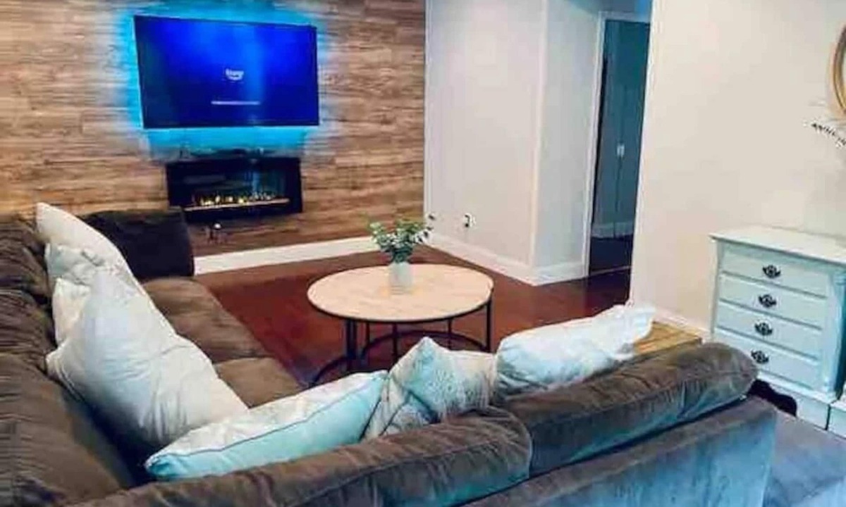 Annandale Condo | Chic Mosaic District 2BR/1BA Condo pet friendly near DC w/pool