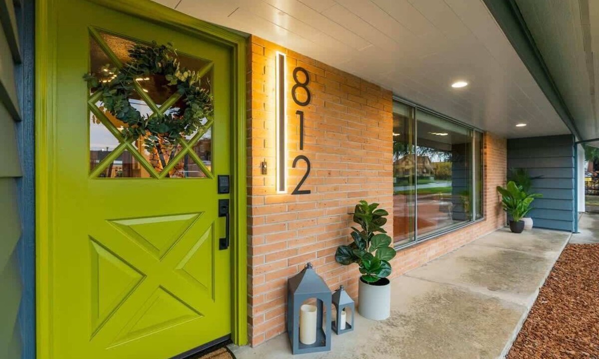 Newberg House | Chic Newberg Oasis: Mid-Century, Hot Tub, Fire Pits, Luxury Amenities