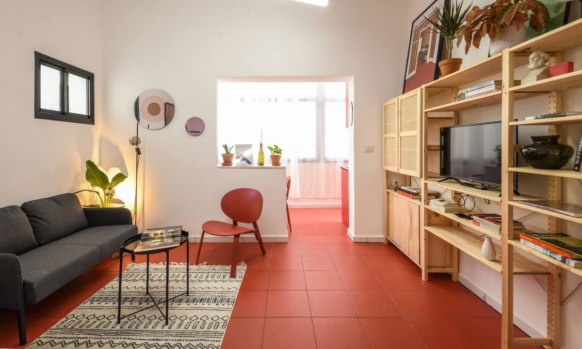 Haifa Apartment | Chic Red Studio near Talpiot Market