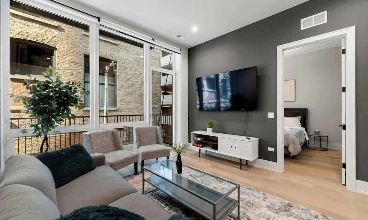 Downtown Chicago Apartment | Chic River North 2BD Condo with Parking & Balcony