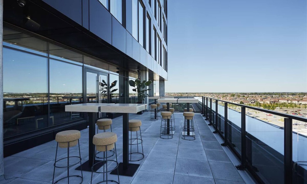 Brossard Hotel | Chic Room w/Kitchenette, Desk & Dining Table – Perfect for Work or Relaxation