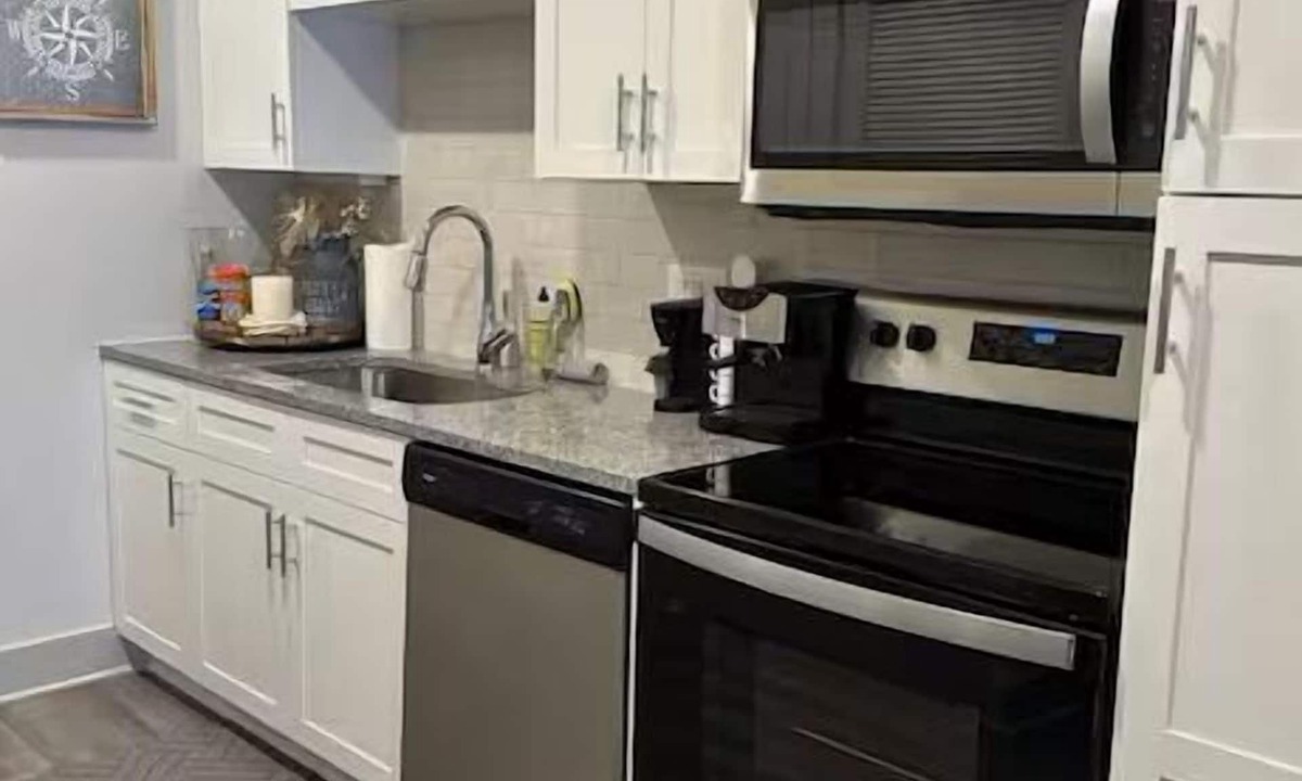 Astrodome Apartment | Chic Studio Apartment with AC, WiFi, fitness room in Med Cntr Houston