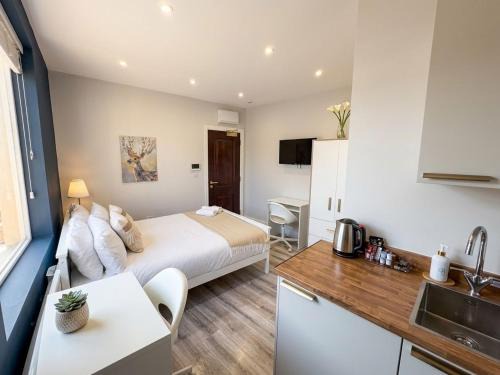 Kensal Green House | Chic Studio Auto Check-In, 15 Min to Central