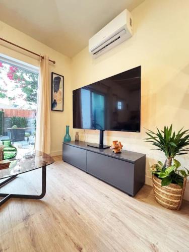 Beverly Hills House | Chic Studio Haven by Century City - FH2 - BV
