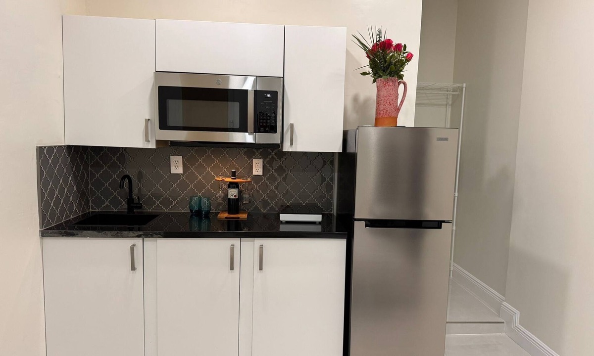 Ludlam Apartment | Chic studio in fabulous Miami with AC, WiFi. Enjoy your stay!