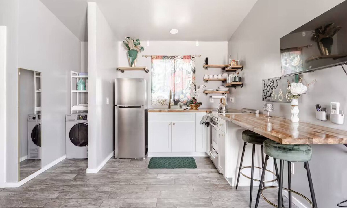 Redlands Apartment | Chic studio in superb Redlands with AC