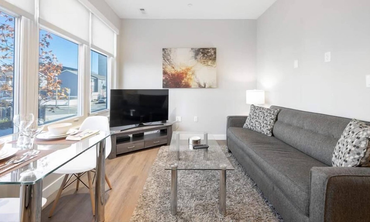Central-Maverick Square - Paris Street Apartment | Chic Studio | Kitchen | in-unit Washer/Dryer | near Boston Harbor | GLS