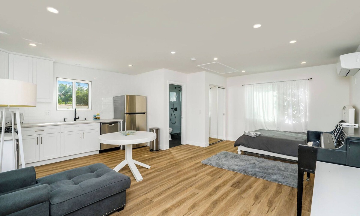 Miracle Mile Apartment | Chic studio with WiFi and AC in fabulous Los Angeles