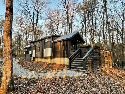 Tracy City House | Chic Tiny Cabin with Jacuzzi, Screened Porch and Grill in Tennessee
