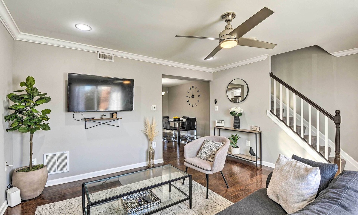 Beechfield Apartment | Chic Townhome w/Deck: 6 Mi to Dtwn Baltimore