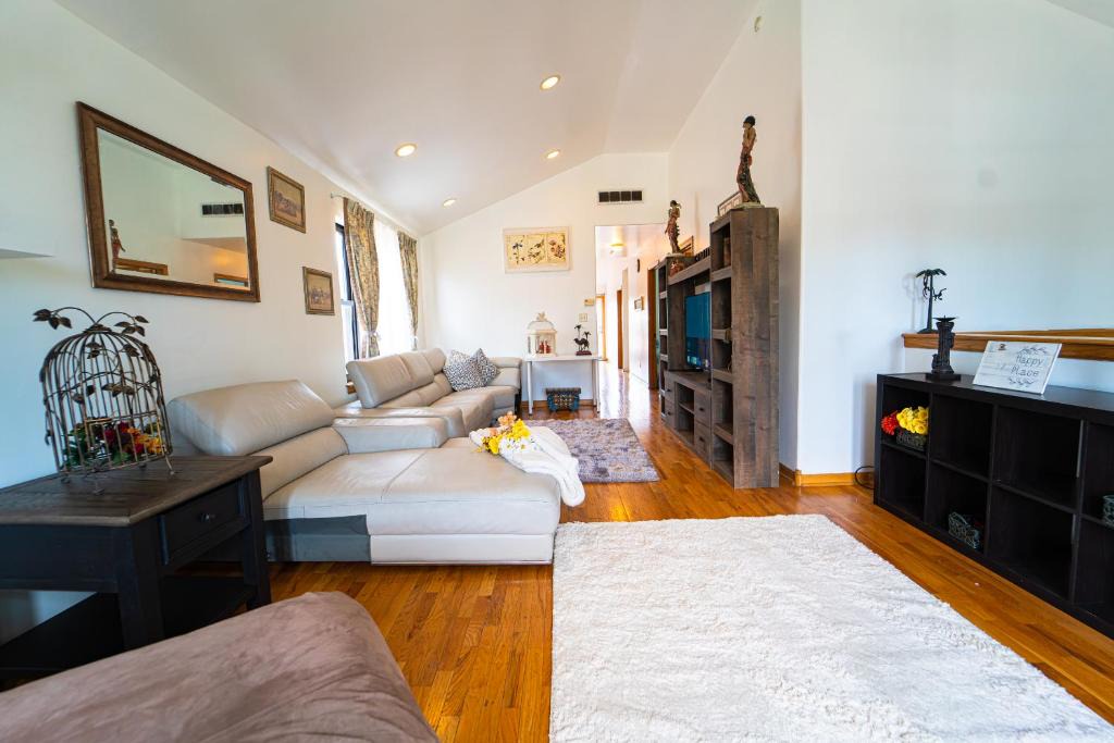 Clearing Apartment | Chicago Midway Gateway!