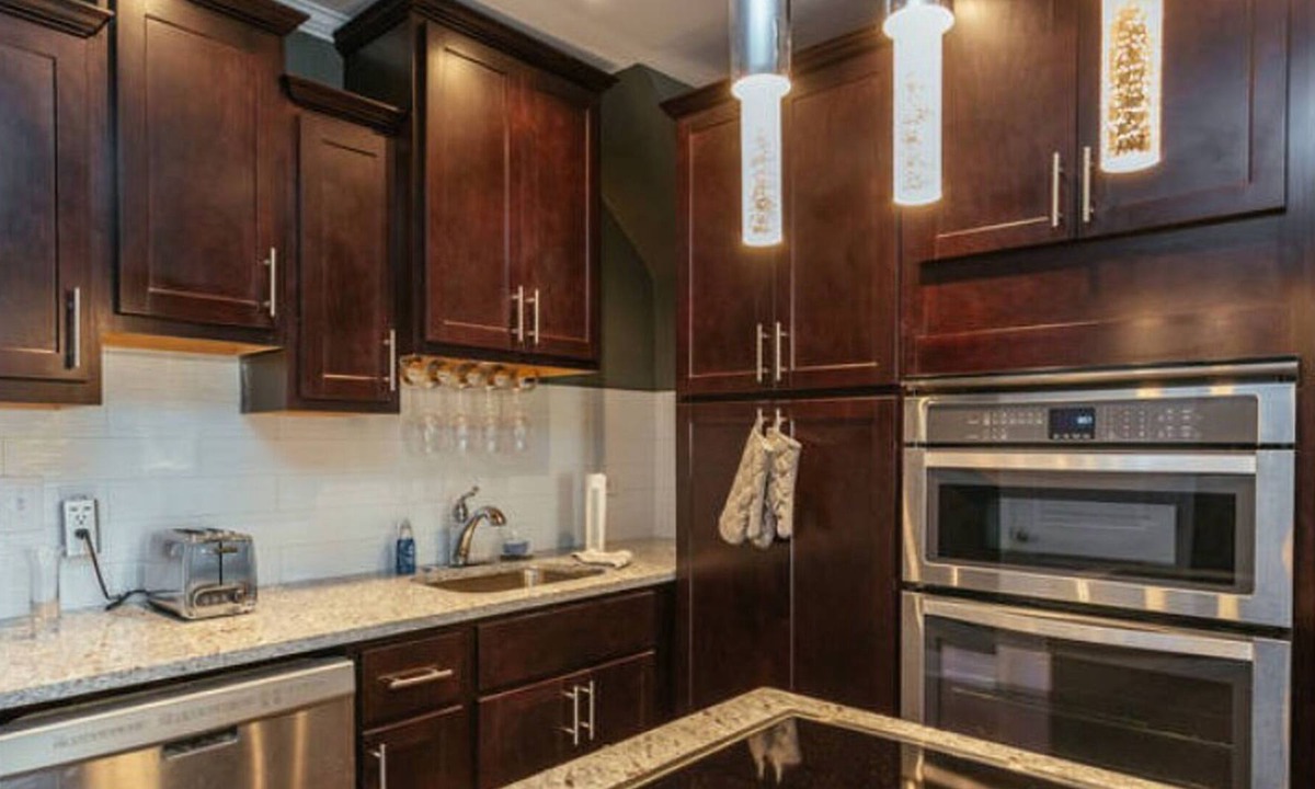 Logan Square House | Chicago’s Dickens Place flat. Beautiful 2bed trendy, In the heart of Chicago