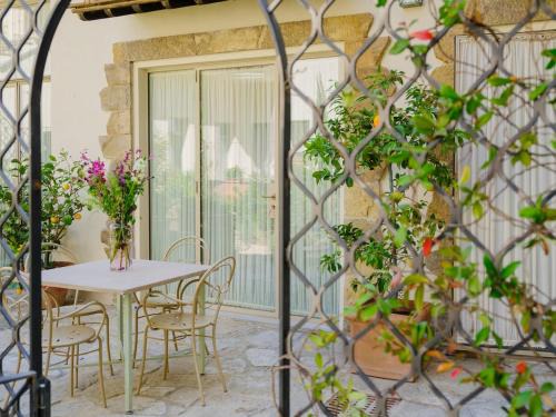 Santa Maria Novella Apartment | Chicco - Modern Two-Bedroom in a Green Courtyard