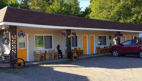 Algoma District Hotel | Chicken Shack Motel