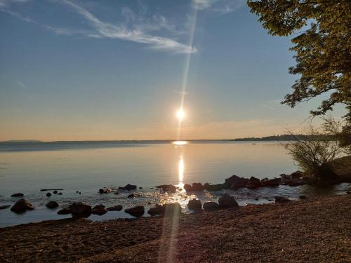 Chieming Apartment | ChiemSeeNest - romantische Ferienwohnung am Chiemsee mit separatem Sommer Seezugang