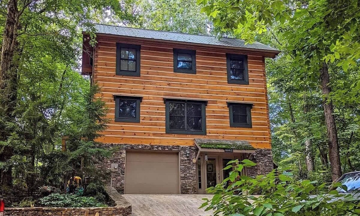 Benton House | Chilhowee-Big log cabin with hot tub by the Ocoee
