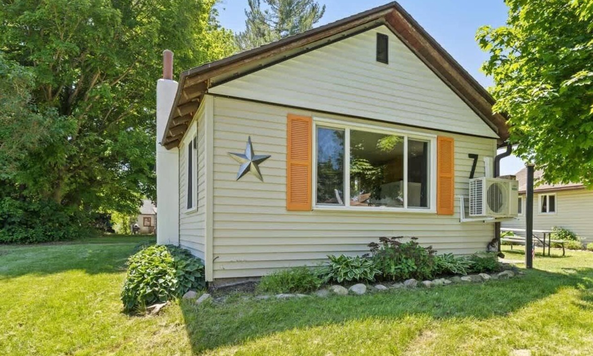 Chippewa Lake Cabin | Chippewa Lake cabin w/pickleball court!