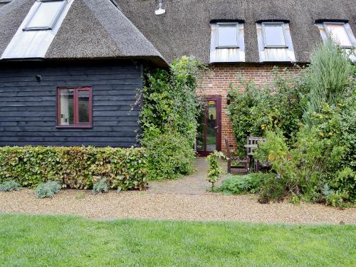 Irstead House | Chive - E4326