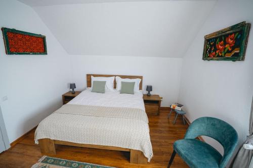 Floresti House | CHRISTE FOREST RETREAT Bed & Chocolate