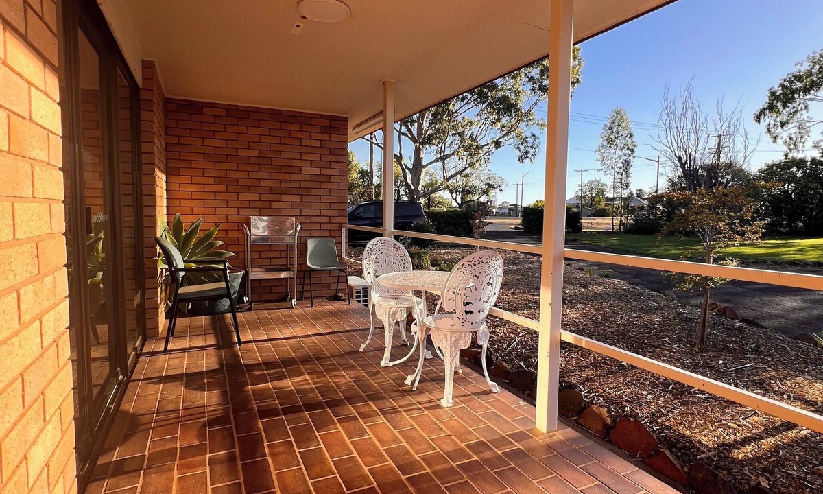 Dubbo Hotel | Christine Griffiths Units