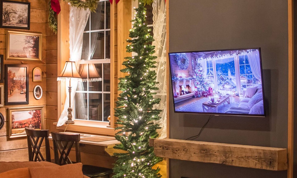 Corning House | Christmas Cottage In The Countryside of Corning