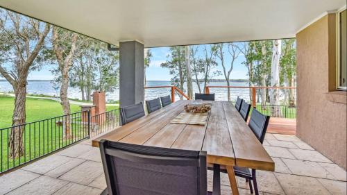 Lake Munmorah House | ChrisTony 3 Bdrm Waterfrnt Cottage