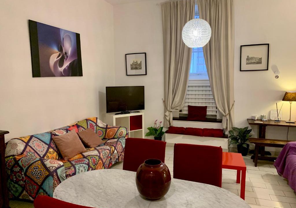 Rione XIV Borgo Apartment | Chroma Apt Farinone 28